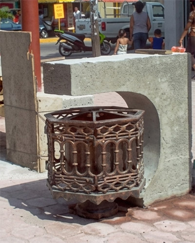 Basurera Colonial chica.