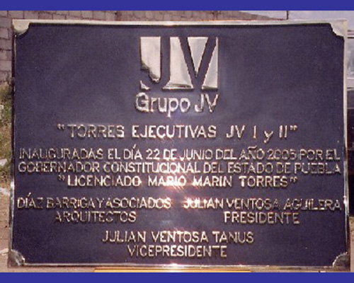 Placas conmemorativas y escudos