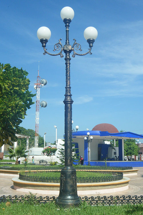 Poste Neoclasico 3 luces.