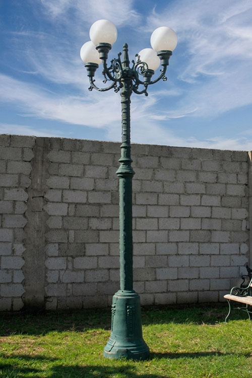 Poste Neoclasico 4 luces.